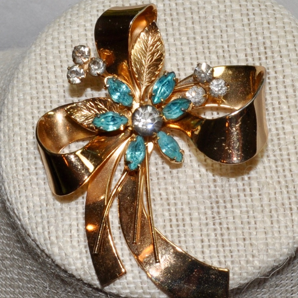 Coro goldtone bow pin